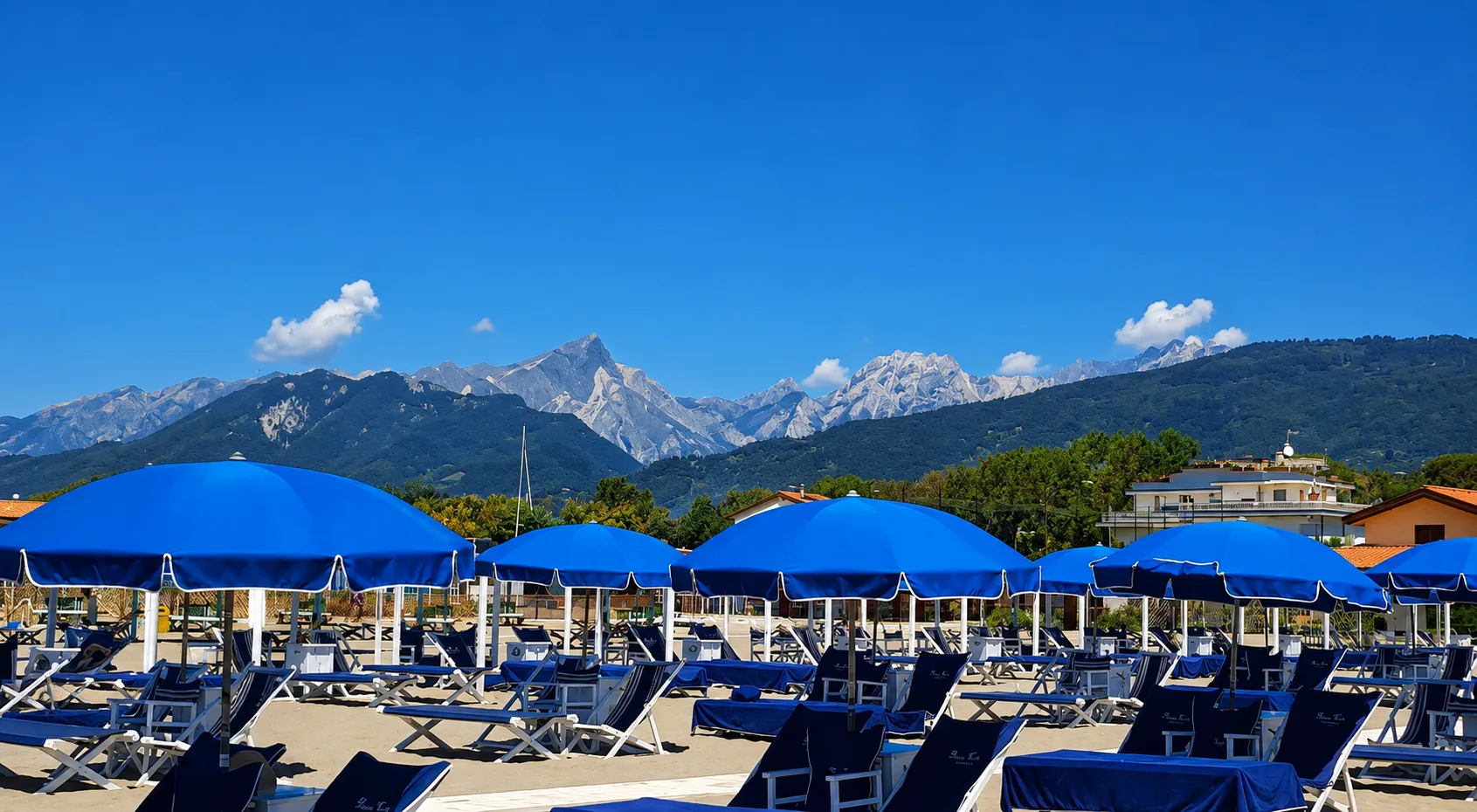 Vista delle Alpi Apuane dalla spiaggia del Bagno Carla, Forte dei Marmi