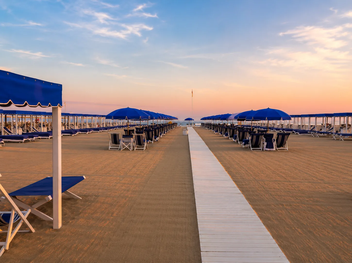 Ombrelloni del Bagno Carla a Forte dei Marmi, vista sul mare e sulle Alpi Apuane