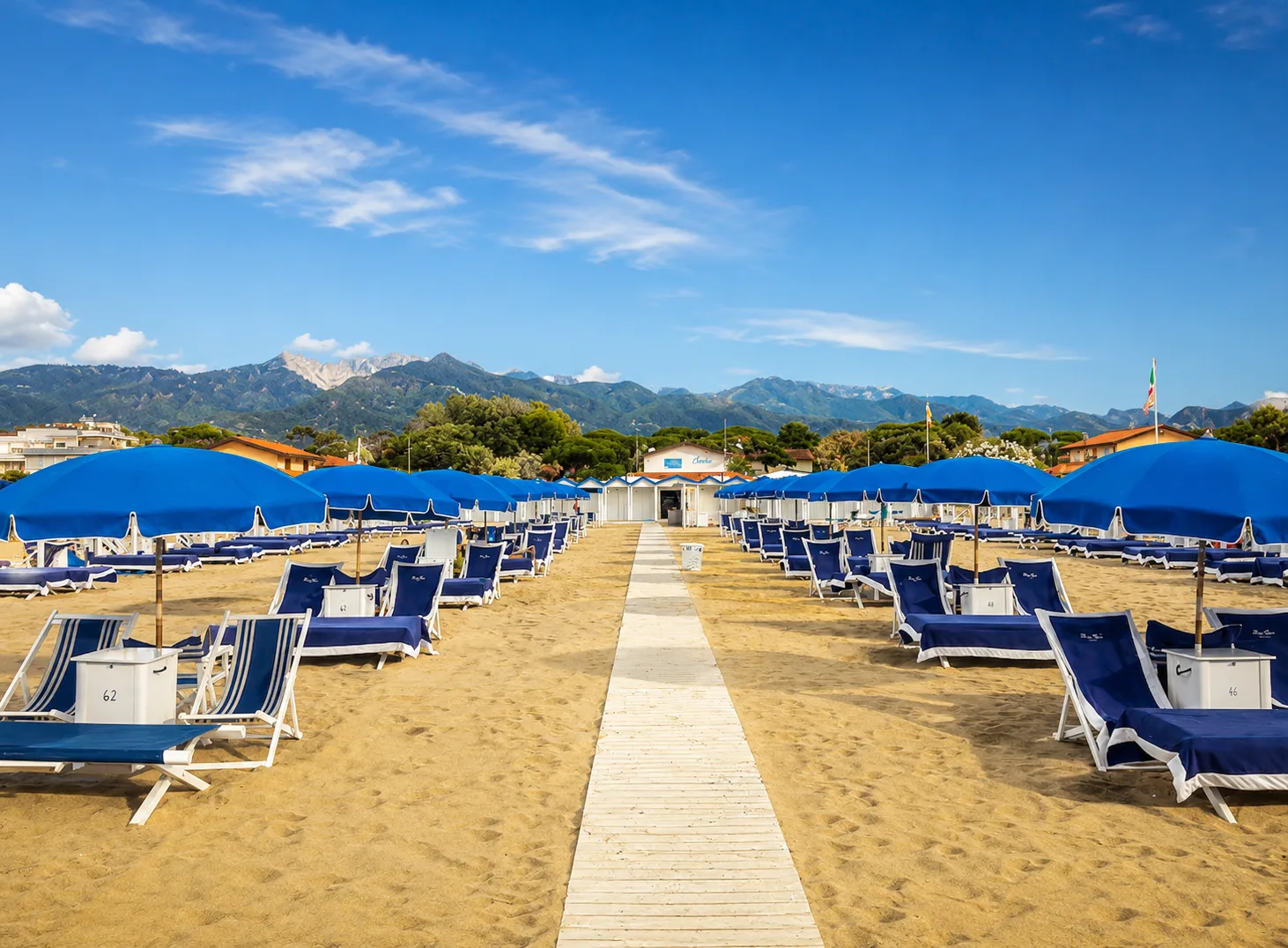 Passerella della spiaggia del Bagno Carla con vista mare e Alpi Apuane, Forte dei Marmi