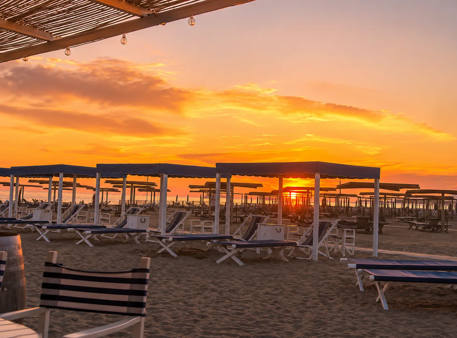 Ombrelloni e lettini allineati al Bagno Carla, Forte dei Marmi